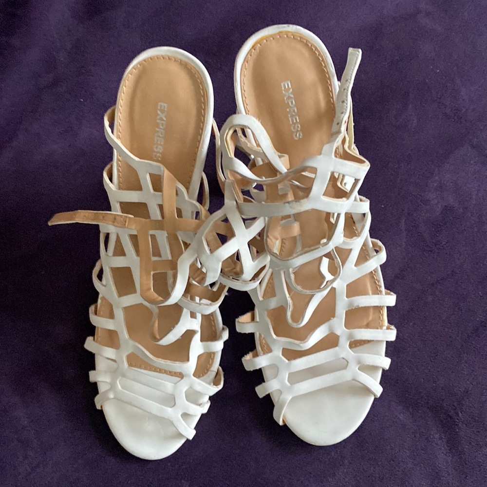 Woman’s size 8 heels.  Great condition, barely worn.  Makes a really nice heel.